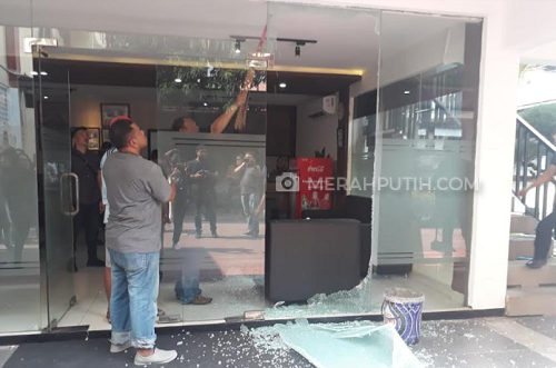Kericuhan Terjadi Usai Rilis Narkoba Kasus Nunung, Kaca di Mapolda Metro Jaya Pecah