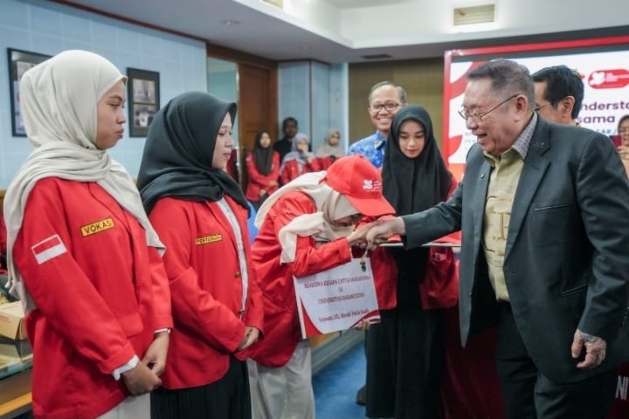 JHL bagikan beasiswa kelapa di Unhas Makassar