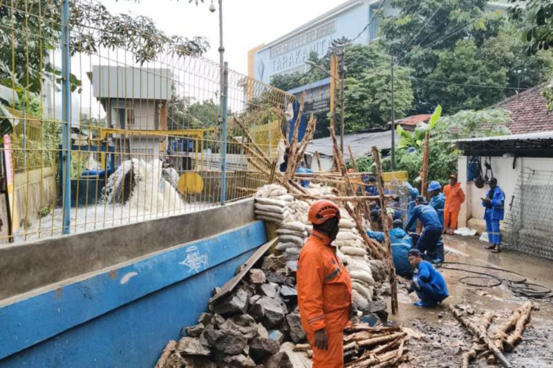 Tanggul Darurat Petogogan Hancur Diterjang Arus, Karung Pasir Tak Kuasa Bendung Luapan Kali Krukut