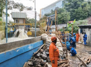 Tanggul Darurat Petogogan Hancur Diterjang Arus, Karung Pasir Tak Kuasa Bendung Luapan Kali Krukut