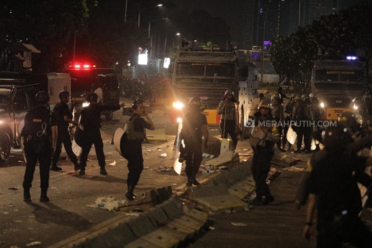 Sejumlah mahasiswa melakukan bentrok dengan aparat Kepolisian di jalan tol dalam kota, Senayan, Jakarta, Selasa, (24/9/2019). Merahputih.com/Rizki Fitrianto