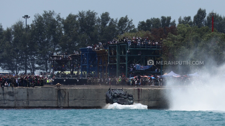 HUT TNI ke-72, Tank Amfibi Milik Marinir AL Jadi Pusat Perhatian