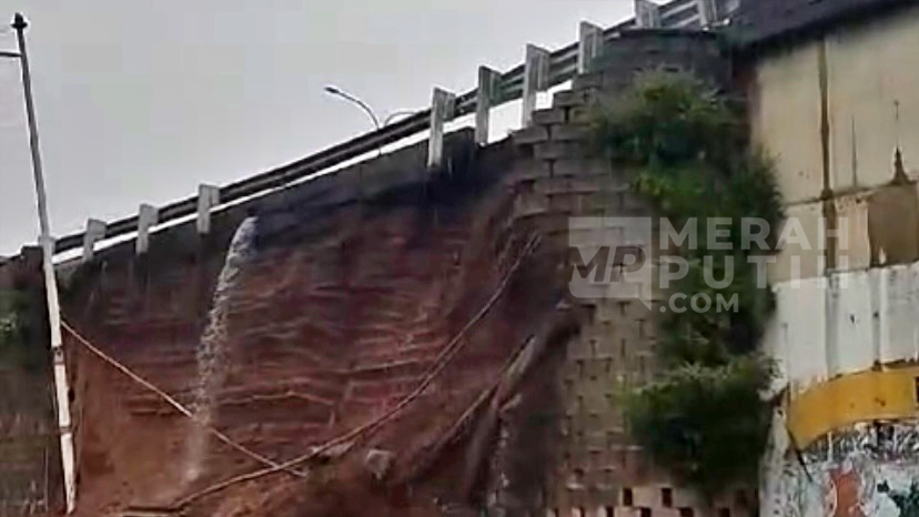 Tebing Tol Bintaro Longsor saat Hujan Deras