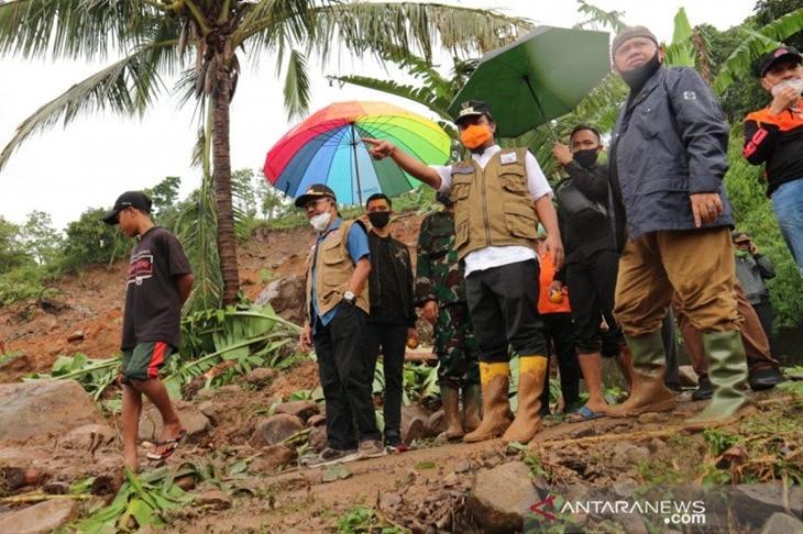 Wakil Gubernur Sulsel, Andi Sudirman saat meninjau langsung longsor di Kabupaten Jeneponto, Sulsel, Sabtu (13/06/2020). ANTARA Foto/HO-Humas Pemprov Sulsel