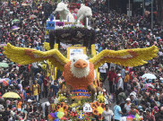 Parade Budaya dan Bunga Meriahkan HUT ke-724 Kota Surabaya