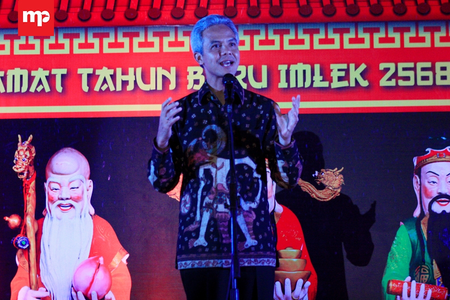 Ganjar Pranowo Usul Santri Pakai Sarung dan Peci Batik Lasem 