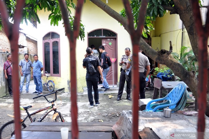 Polisi melakukan pemeriksaan rumah keluarga pelaku penyerangan Menkopolhukam Wiranto, Syahrial Alamsyah, Jalan Alfakah V Desa Tanjung Mulia Hilir Medan Deli, Kota Medan, Sumatera Utara, Kamis (10-10-2019). ANTARA FOTO/Septianda Perdana/ama.