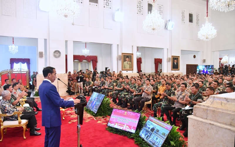 Presiden Jokowi bersama para perwira TNI dan Polri