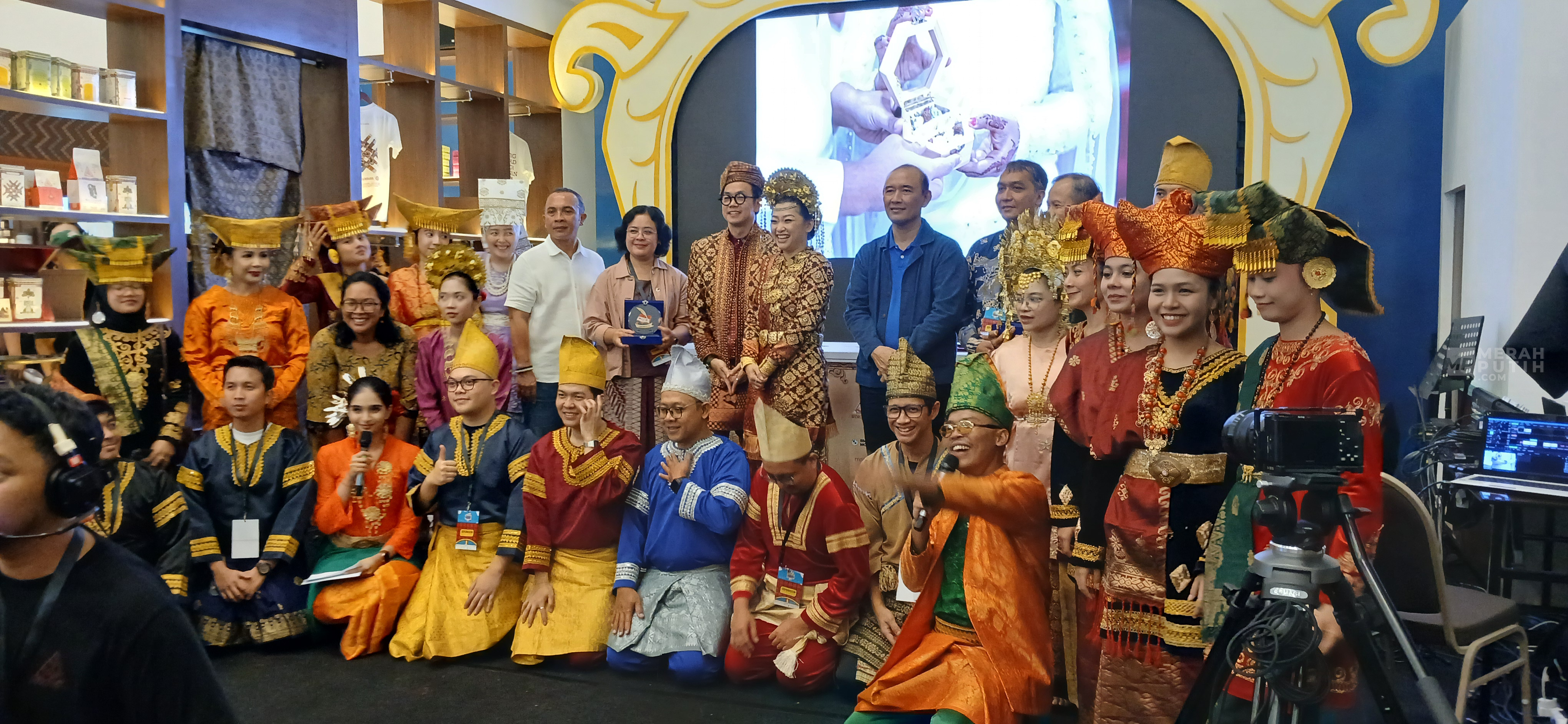 Dukung Pendidikan lewat Program CSR, Roemah Koffie Serahkan 20 Komputer ke Sekolah Daerah Penghasil Biji Kopi