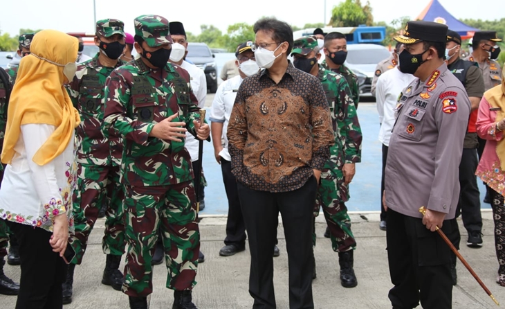 Panglima TNI Marsekal Hadi Tjahjanto bersama Kapolri Jenderal Listyo Sigit Prabowo dan Menteri Kesehatan (Menkes) Budi Gunadi Sadikin meninjau langsung Rumah Susun (Rusun) Nagrak Jakarta Utara. (Foto: MP/Istimewa)