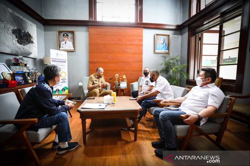 Sejumlah pejabat PT LIB bertemu dengan Pemkot Bandung guna membahas kesiapan Stadion GBLA di Balai Kota Bandung, Jawa Barat, Selasa (2/3/2021). (ANTARA/HO-Humas Pemkot Bandung)