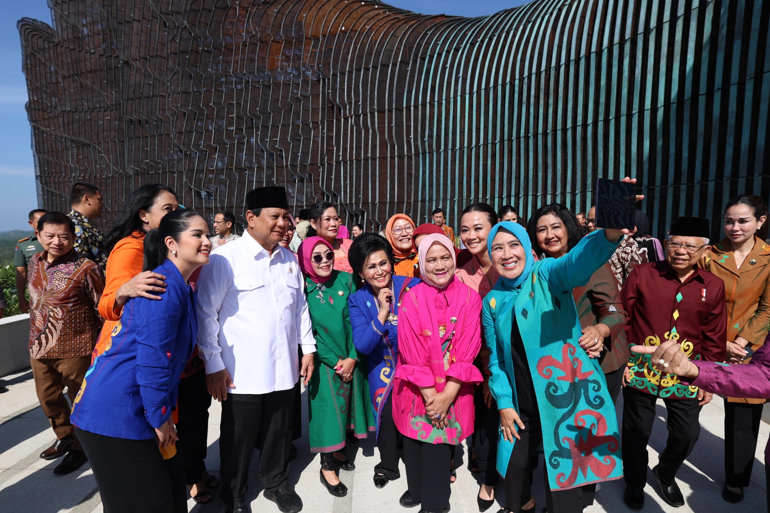 Momen Seru Prabowo Selfie Bareng Iriana Hingga Annisa Pohan di IKN