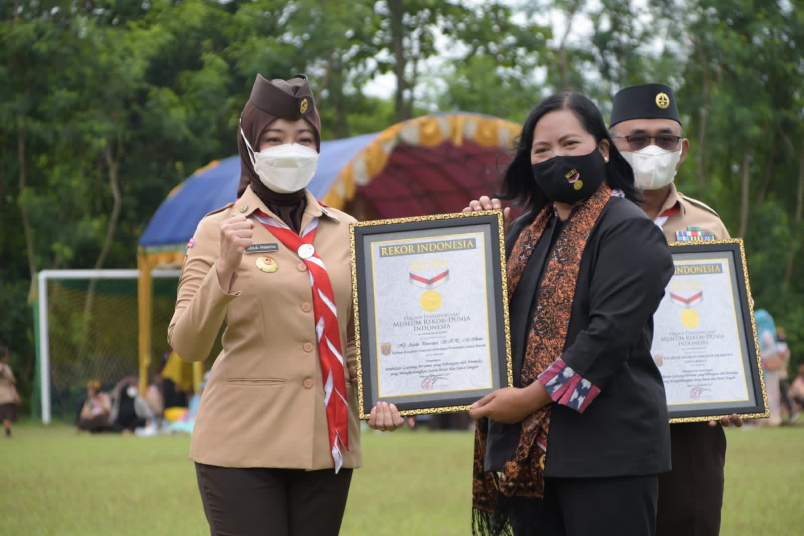 Ketua Kwarda Jabar Atalya Praratya Ridwan Kamil menerima penghargaan Rekor MURI
