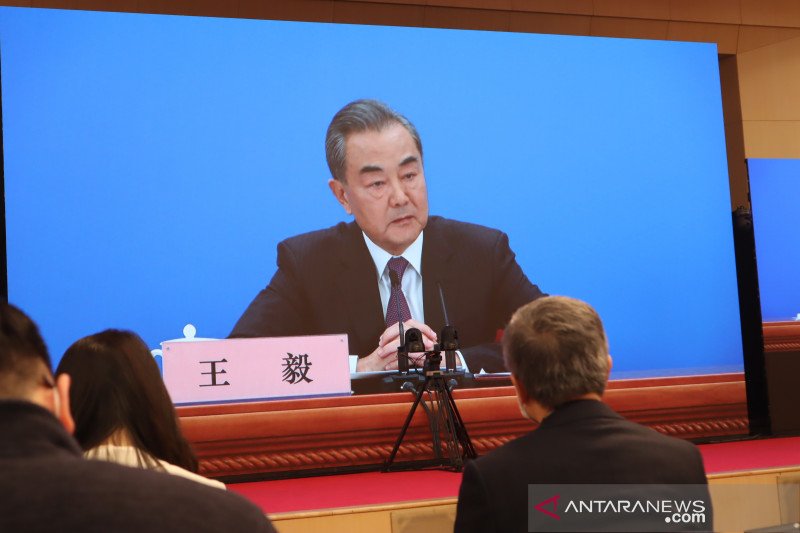 Menteri Luar Negeri China Wang Yi memberikan keterangan pers melalui video streaming di Media Center China di Beijing, Minggu (7/3). (Foto: Antara/M. Irfan Ilmie)