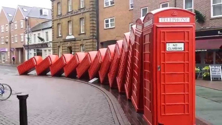 Renovasi Cerahkan Kembali Instalasi 'Out of Order' di London