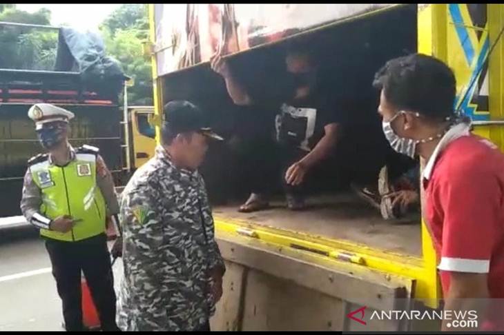Direktorat Lalu Lintas (Ditlantas) Polda Metro Jaya memergoki truk yang mengangkut pemudik keluar dari Jabodetabek di tengah larangan mudik yang diterapkan oleh pemerintah. ANTARA/HO/Polda Metro Jaya