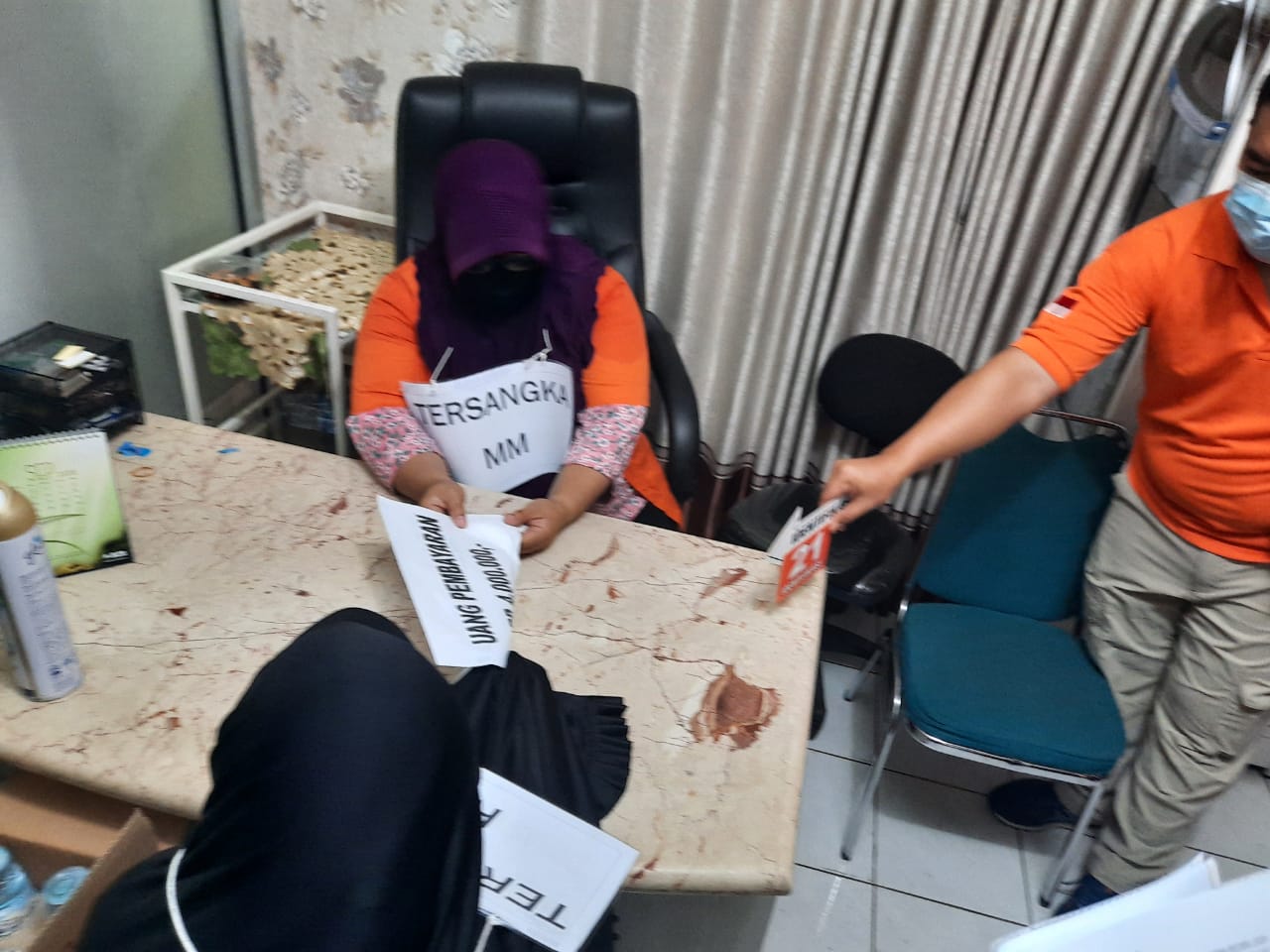 Direktorat Kriminal Umum Polda Metro Jaya melakukan reka ulang adegan aborsi di lokasi praktek klinik aborsi ilegal, Jalan Percetakan Negara III, Rawasari, Jakarta Pusat. 