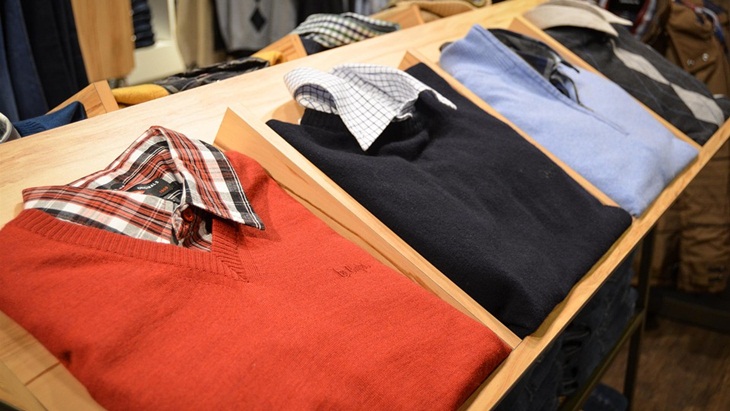 Kemeja kotak-kotak yang dipadu dengan sweater. (Foto: Pixabay/jarmoluk)
