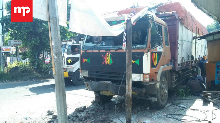 Diduga Rem Blong, Truk Gasak Sejumlah Sepeda Motor