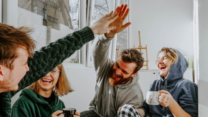 Kamu bisa bertemu pacar di tempat kerja. (Foto: Unsplash/Heftiba)