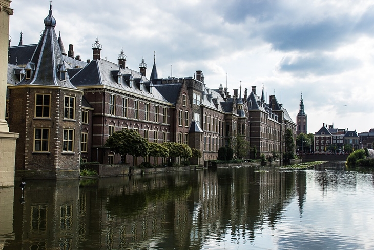  Bangunan indah di pinggiran sungai Den Haag. (Foto: Pixabay/ corgaasbeek)