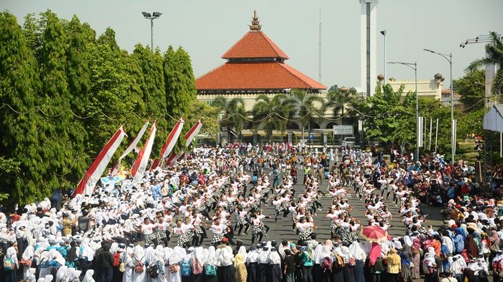 Para pelajar rayakan Hardiknas