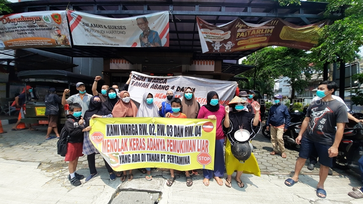Sejumlah warga Petojo Selatan, Jakarta Pusat menggelar aksi di depan Kantor Kelurahan Petojo Selatan pada Senin (13/3). (Foto: MP/Asropih)