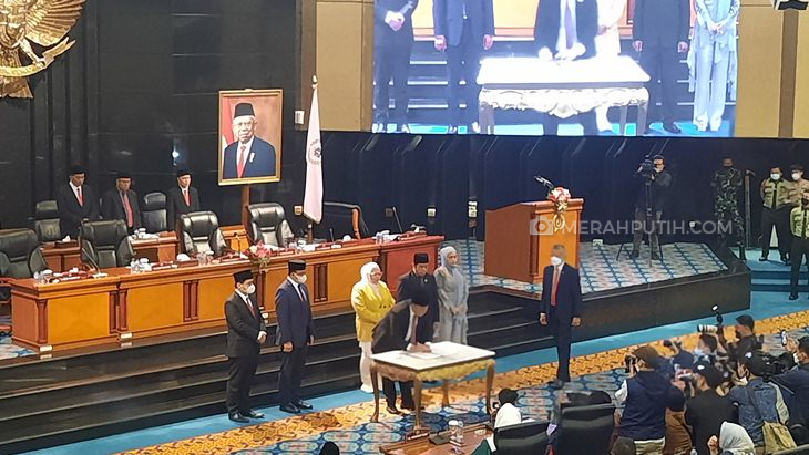 DPRD Resmi Umumkan Pemberhentian Anies dan Riza sebagai Gubernur-Wakil Gubernur