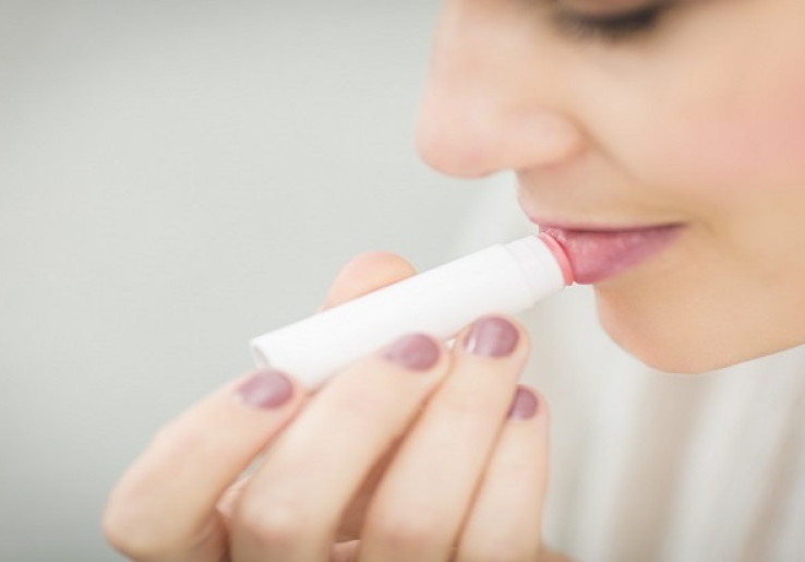 Manfaat Menggunakan Pelembap Bibir Secara Rutin