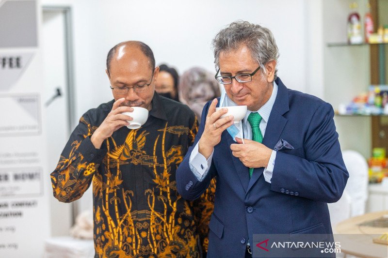 Tamu menikmati kopi Indonesia dalam Cupping Series Programe yang digelar KBRI di Singapura, Senin (26/10). (Dok KBRI Singapura)