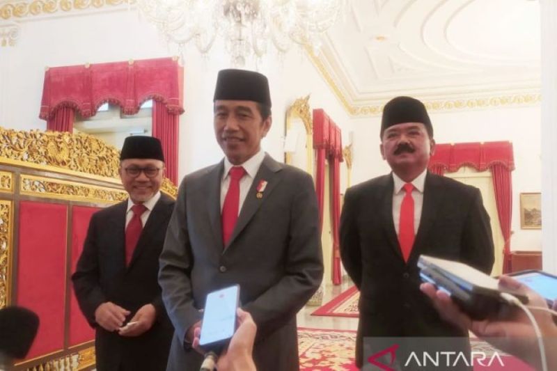 Presiden Jokowi (tengah) diapit Zulkifli Hasan (kiri) dan Hadi Tjahjanto (kanan) usai pelantikan menteri baru Kabinet Indonesia Maju 2019-2024 di Istana Negara, Jakarta, Rabu (15/6/2022). ANTARA/Indra Arief.