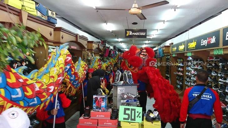  Kirab liong dan barongsai menutup rangkaian perayaan Tahun Baru Imlek 2571 atau perayaan Cap Go Meh di Solo, Jawa Tengah, Sabtu (8/2). (MP/Ismail)