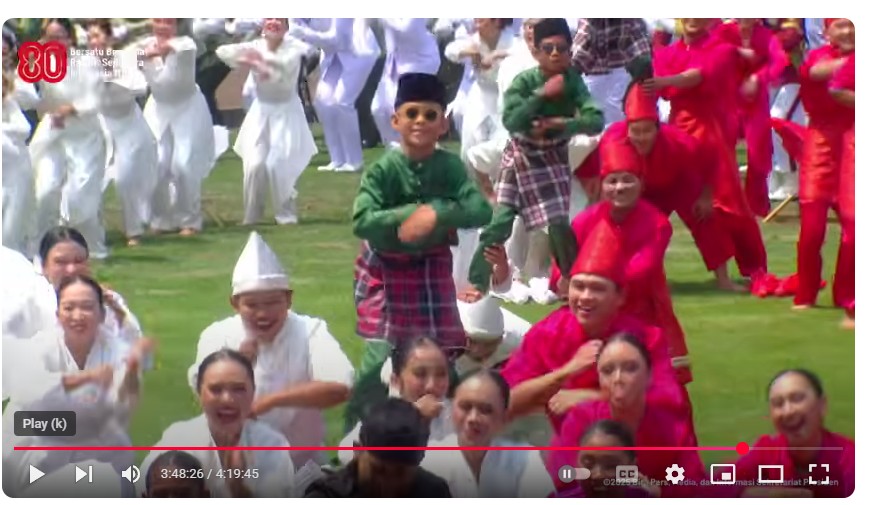 Tarian Pacu Jalur 'Aura Farming' Tampil Perayaan HUT RI di Istana, Prabowo Menikmati dan Goyang Kepala