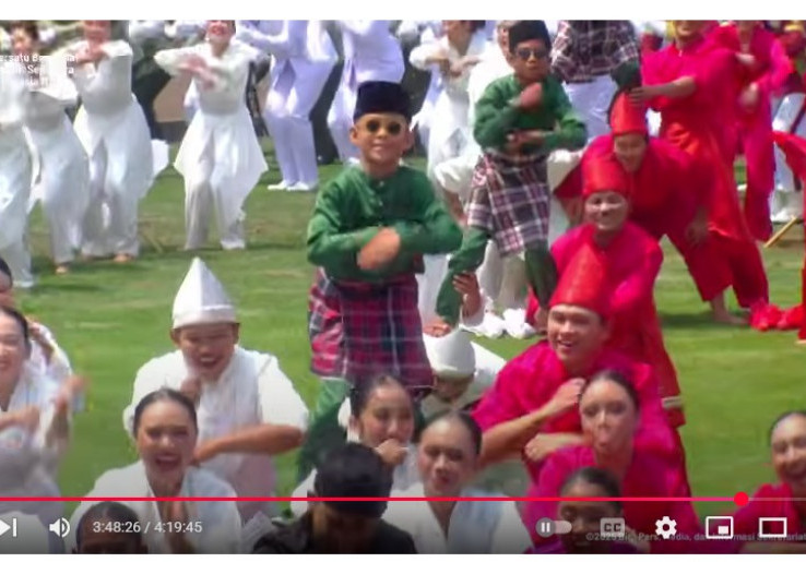 Tarian Pacu Jalur 'Aura Farming' Tampil Perayaan HUT RI di Istana, Prabowo Menikmati dan Goyang Kepala