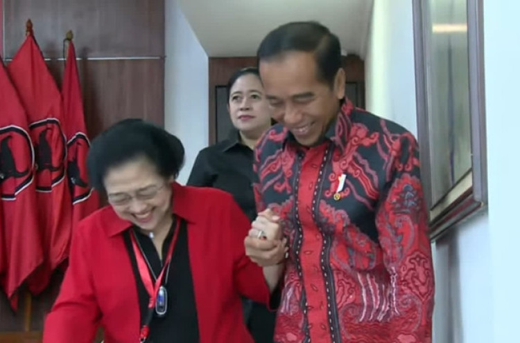 Momen Jokowi Gandeng Tangan Megawati saat Rakernas III PDIP
