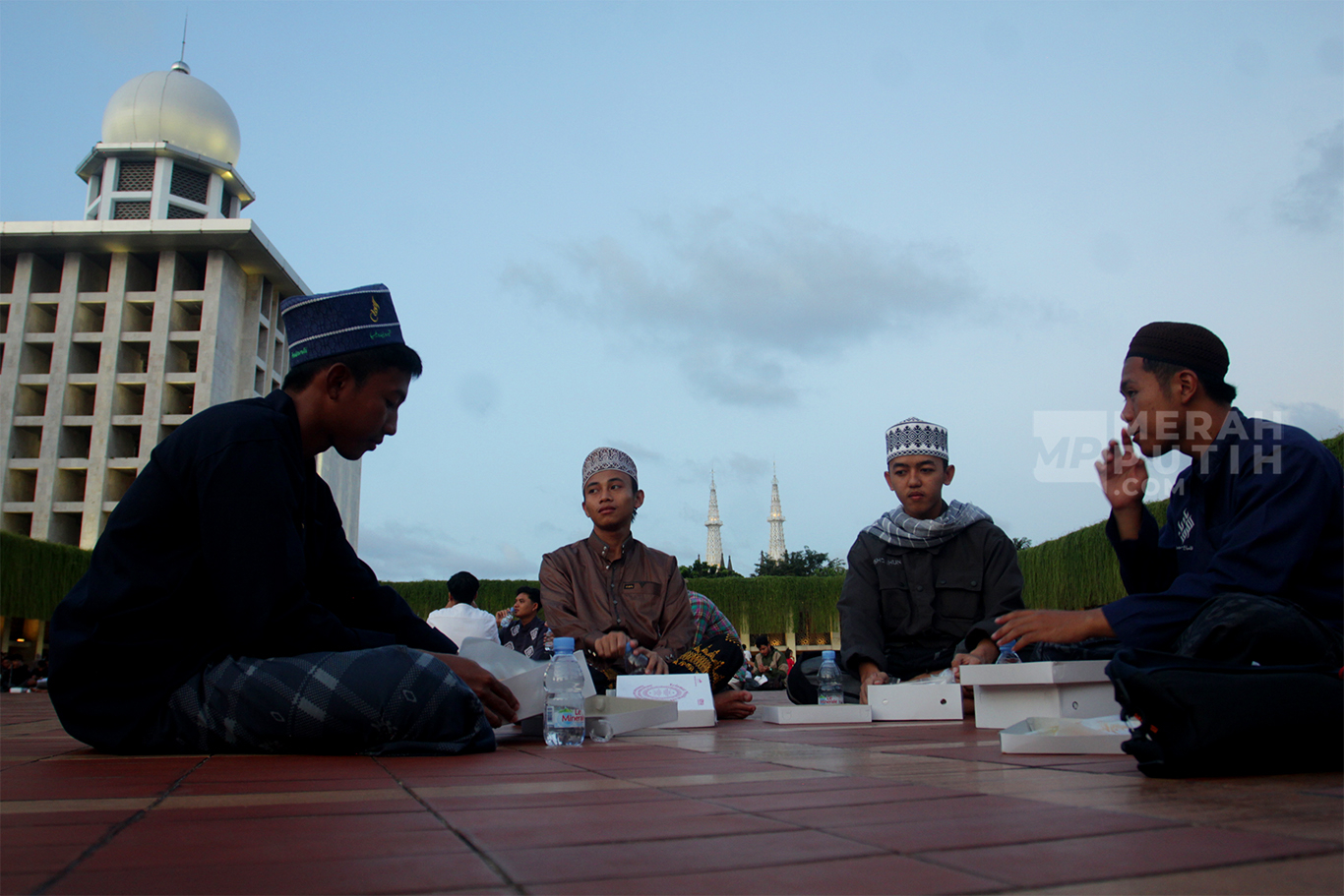 Khidmat Umat Muslim Berbuka Puasa Bersama di Masjid Istiqlal Jakarta