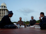 Khidmat Umat Muslim Berbuka Puasa Bersama di Masjid Istiqlal Jakarta