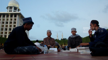 Khidmat Umat Muslim Berbuka Puasa Bersama di Masjid Istiqlal Jakarta