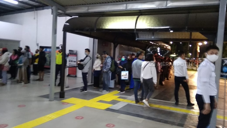 Pengguna KRL tujuan Rangkasbitung dan Bogor terpantau meningkat pada Kamis  (30/7) sore hingga malam menjelang Idul Adha. (Foto: MP/Kanugrahan)