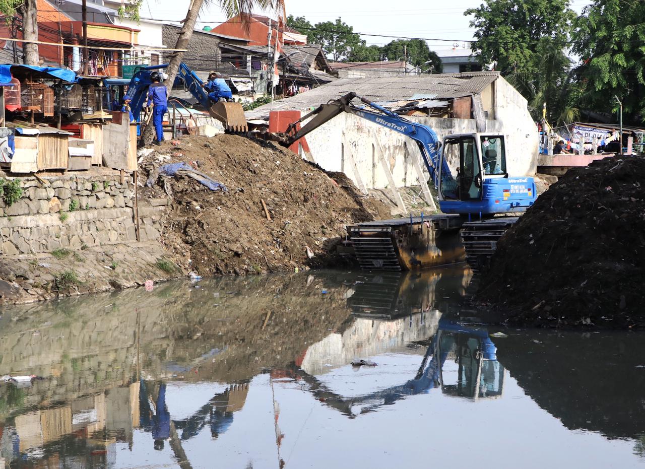Antisipasi Banjir, Kali Sentiong Dikeruk