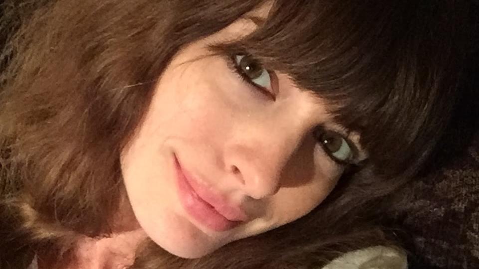 Anne Hathaway Rilis Lagu “Burial” untuk Film Mother Mary, Simak Liriknya