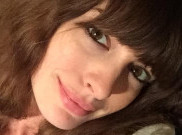 Anne Hathaway Rilis Lagu “Burial” untuk Film Mother Mary, Simak Liriknya