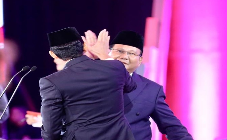 Prabowo berhigh five dengan Sandiaga 