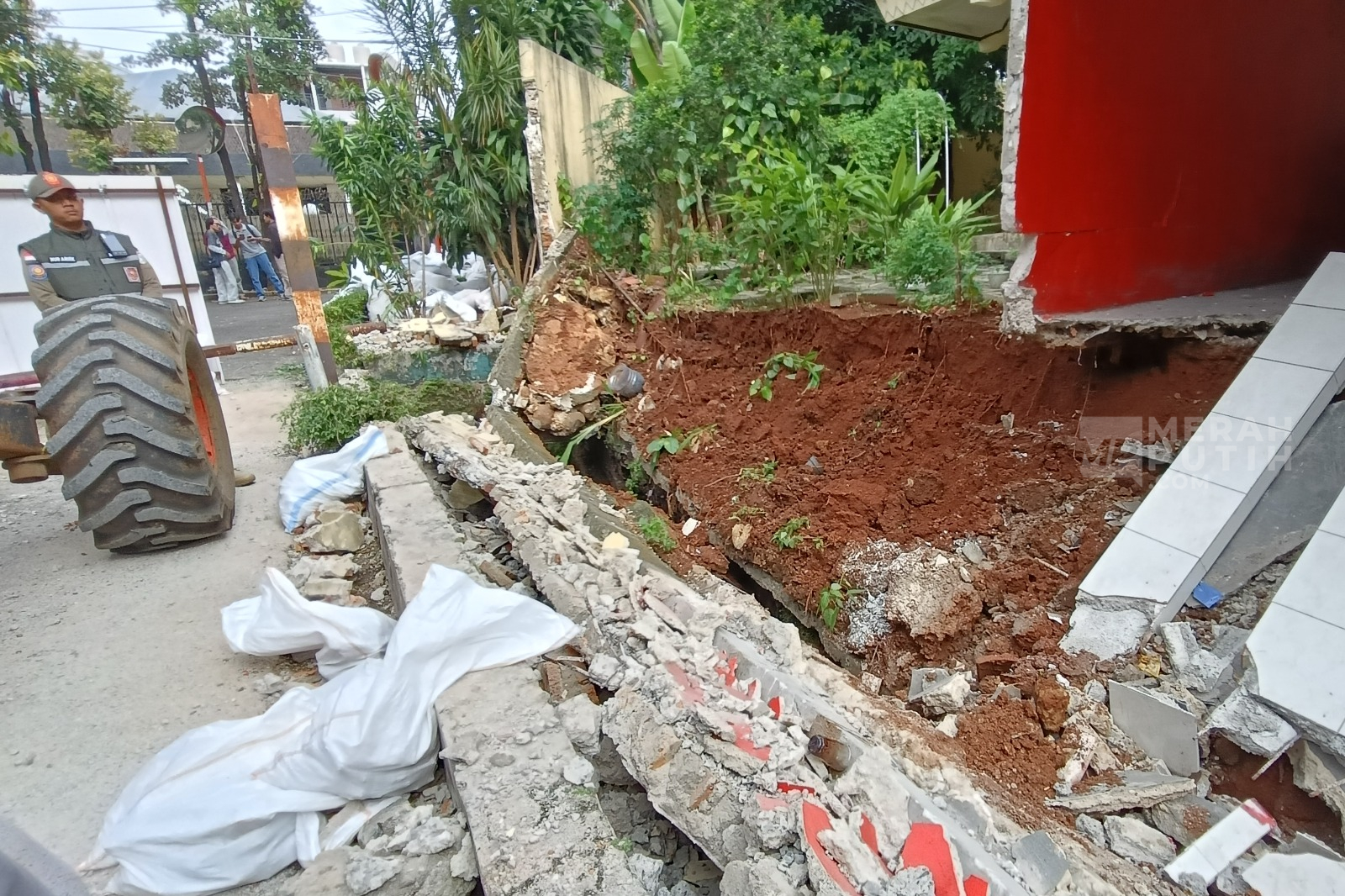 Kondisi Tembok SDN 08 Tebet Roboh Pasca Hujan Deras, Pembelajaran Dialihkan ke PJJ