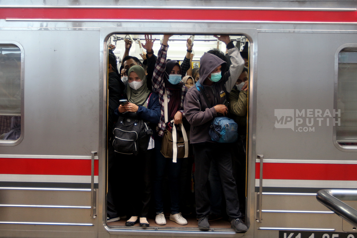 Wacana Menhub soal Pengoperasian KRL 24 Jam, Komisi V DPR: Perlu Kajian Matang dan Koordinasi dengan KAI