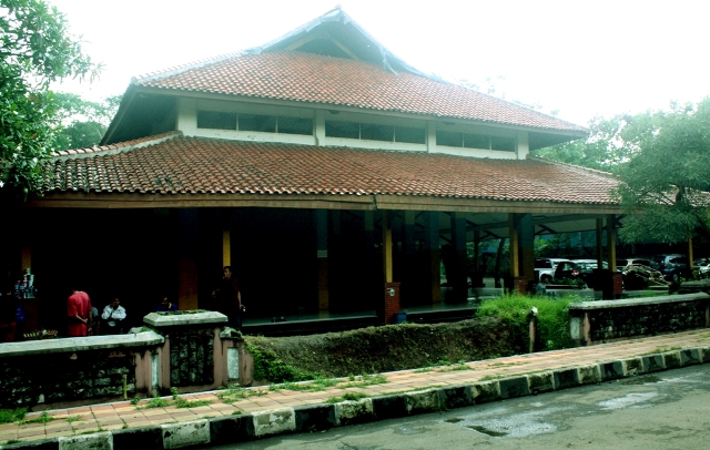 Gedung Kesenian Kota Tangerang yang saat ini jadiarea parkir RSU Kota Tangerang