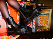 Ada Gambar Hello Kitty di Produk Dr. Martens 
