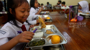 Keceriaan Anak SD Barunawati Santap Siang Program Makan Bergizi Gratis Perdana di Jakarta