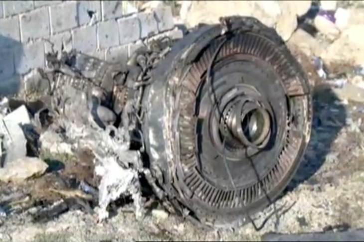 Salah satu mesin Maskapai Internasional Ukraina penerbangan PS752, pesawat Boeing 737-800 yang jatuh setelah lepas landas dari bandara Teheran Imam Khomeini pada Rabu (8/1/2020). Gambar didapat dari rekaman Iran Press. (via REUTERS/IRAN PRESS)