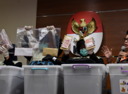 KPK Sita Keris Kuno dan Batu Akik dari Kediaman Dirjen Hubla